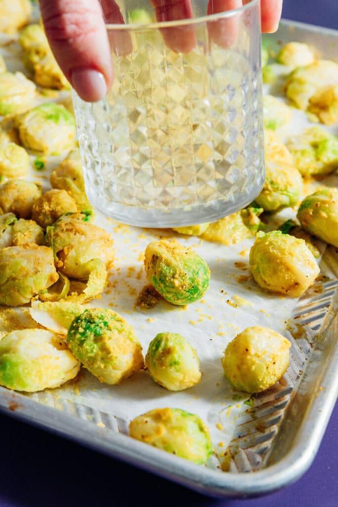 TikTok-viraler knuspriger zerdrückter Rosenkohl 6 Rosenkohl mit einem Glas zerdrücken, Schritt für Schritt Bild 2.