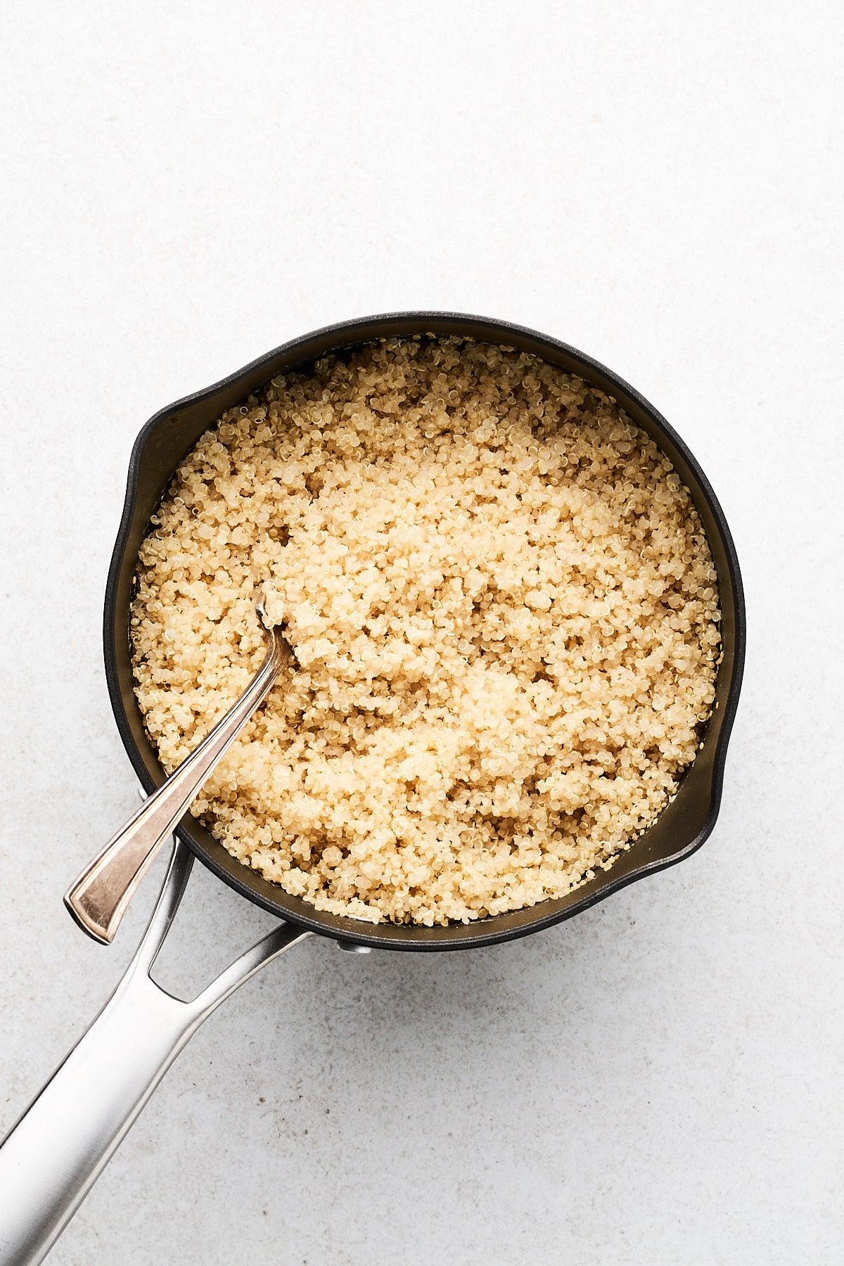 Quinoa kochen (Gelingsicheres Rezept) 6 Aufgelockerter Quinoa in einem Topf
