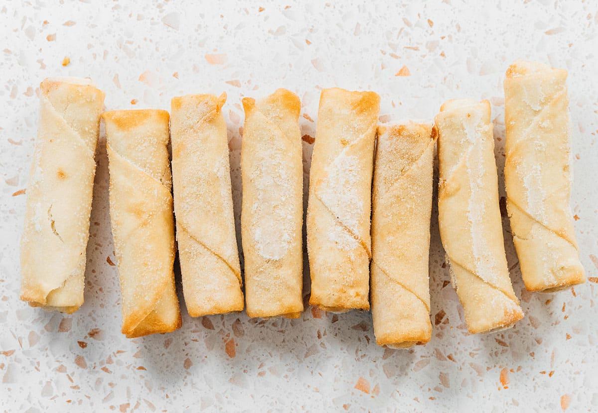 Die knusprigsten tiefgekühlten Frühlingsrollen aus der Heißluftfritteuse 6 Tiefgekühlte Frühlingsrollen aufgereiht.