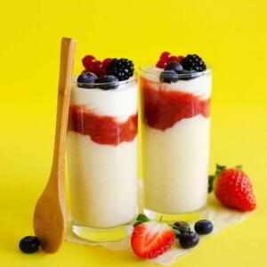 Niederländischer Vla-Flip (Pudding-Leckereien) 6 Dieser hausgemachte holländische Vla-Flip ist eine gesunde Interpretation des klassischen holländischen Puddings, Vla! Mit cremigem Pudding, einem Schuss Joghurt und etwas Kompott ist er ebenso lecker wie einfach zuzubereiten!