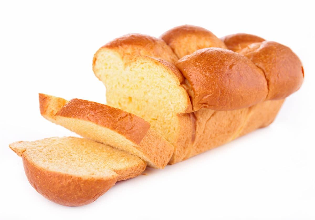 17 Beste Brote für Grilled Cheese (Der ultimative Leitfaden) 6 Geschnittenes Brioche Brot auf weißem Hintergrund.