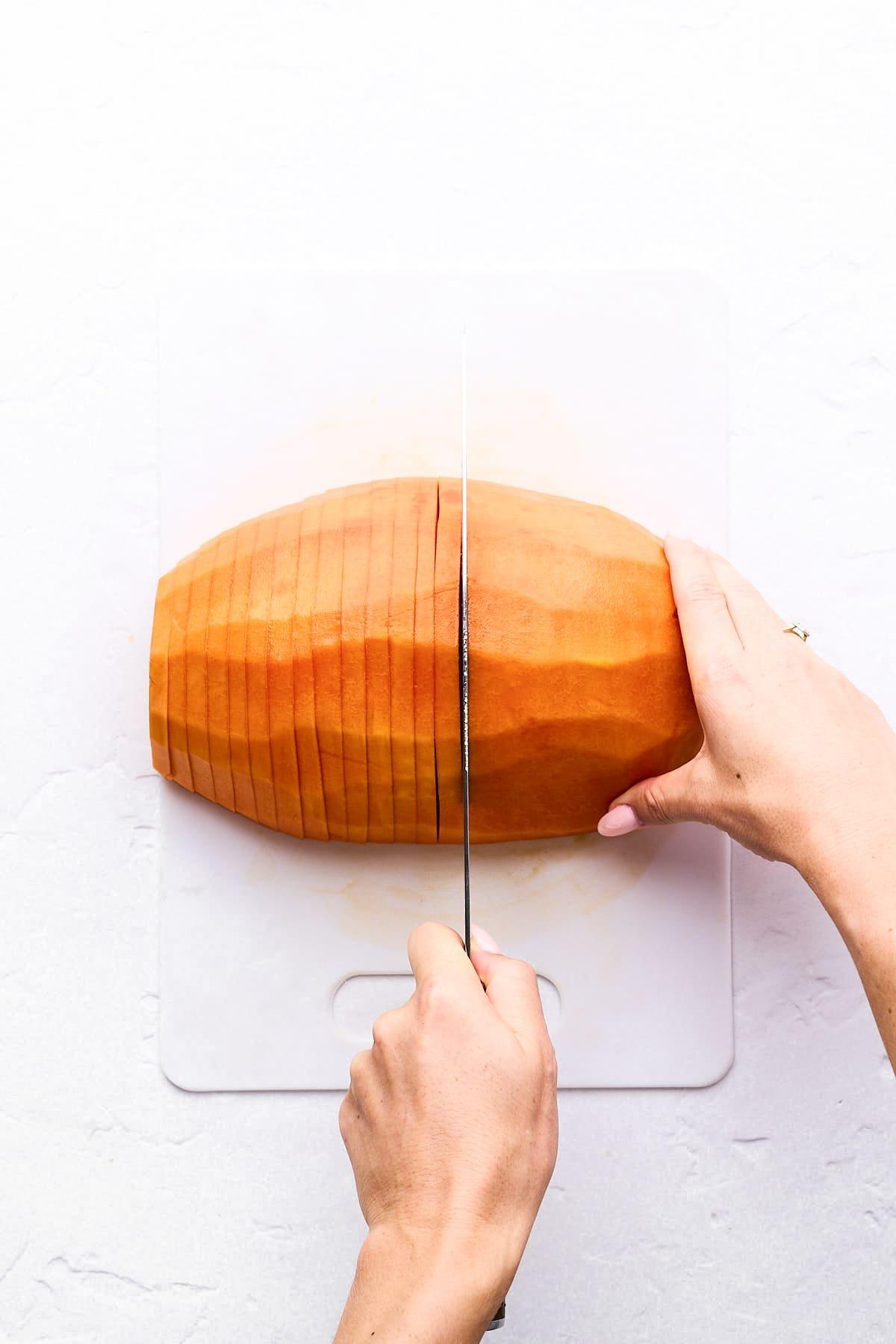 Papaya schneiden 6 Papayahälfte in dünne Scheiben geschnitten.