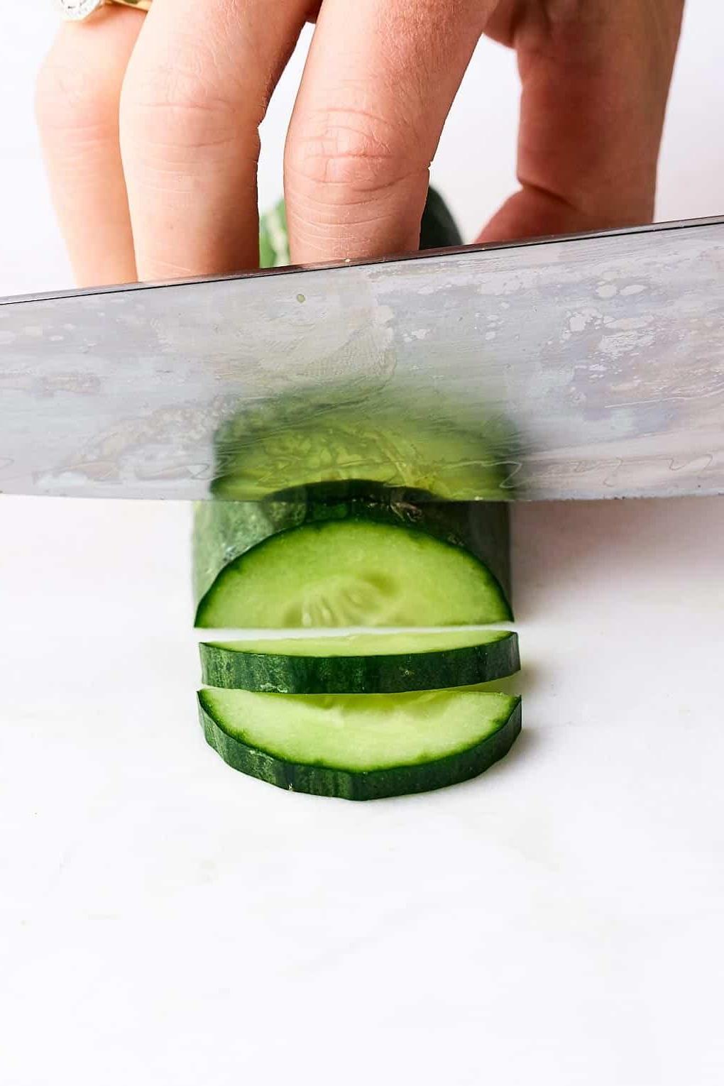 Wie man Gurken schneidet (5 Methoden!) 6 Eine Gurke in Halbmonde schneiden.