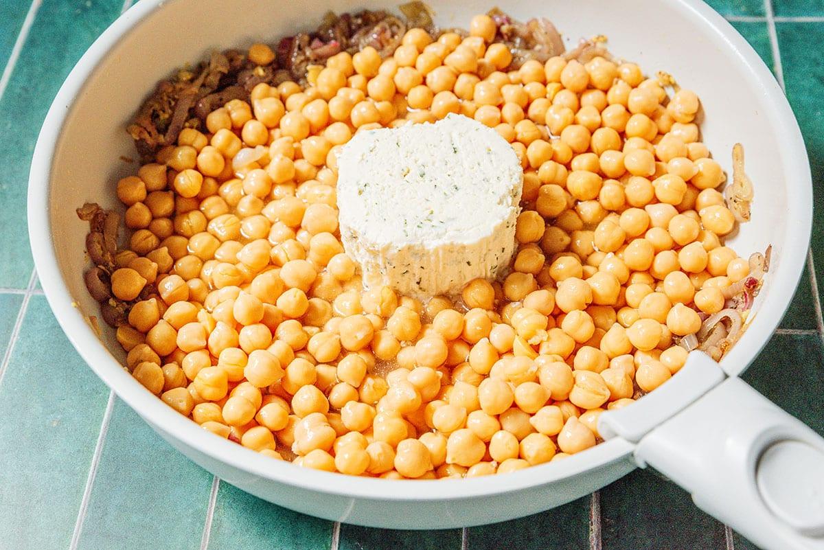 Cremige Boursin Kichererbsen 6 Boursin Kichererbsen in einer Pfanne köcheln.