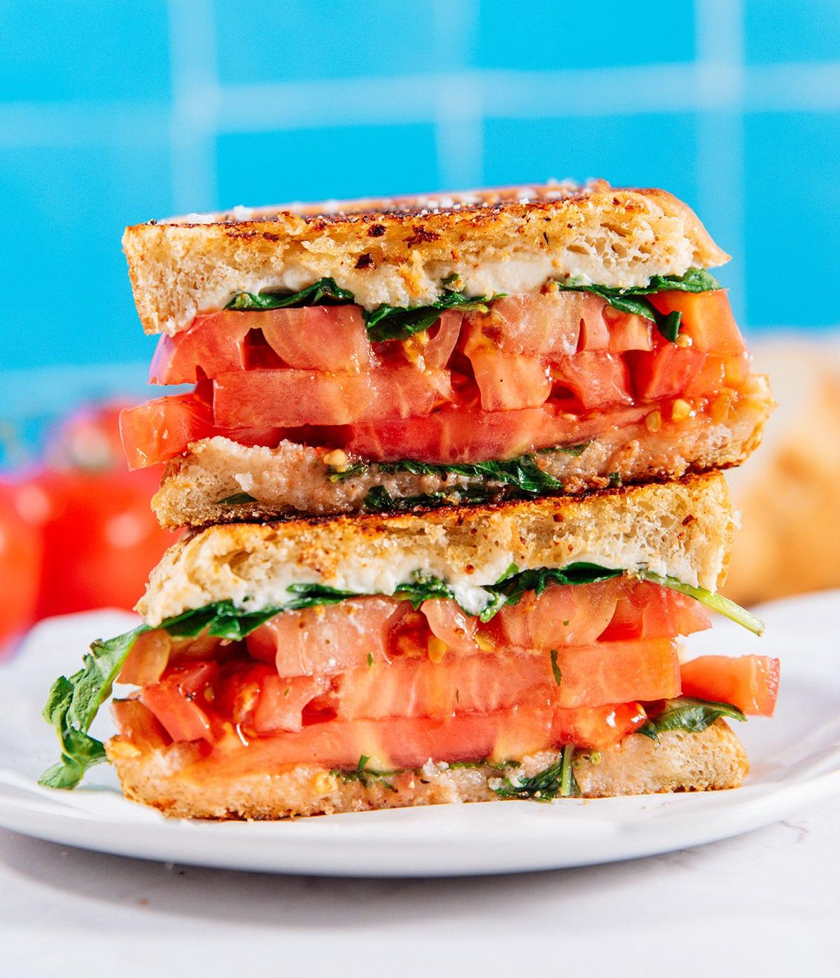 Vegetarische 31-Tage-Herausforderung 6 Gestapeltes Tomaten-Sandwich mit frischem Boursin-Käse und Basilikum.