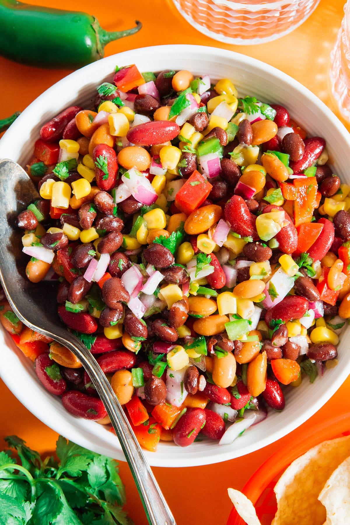 Berühmter Mexikanischer Bohnensalat 6 Mexikanischer Bohnensalat in einer Schüssel.