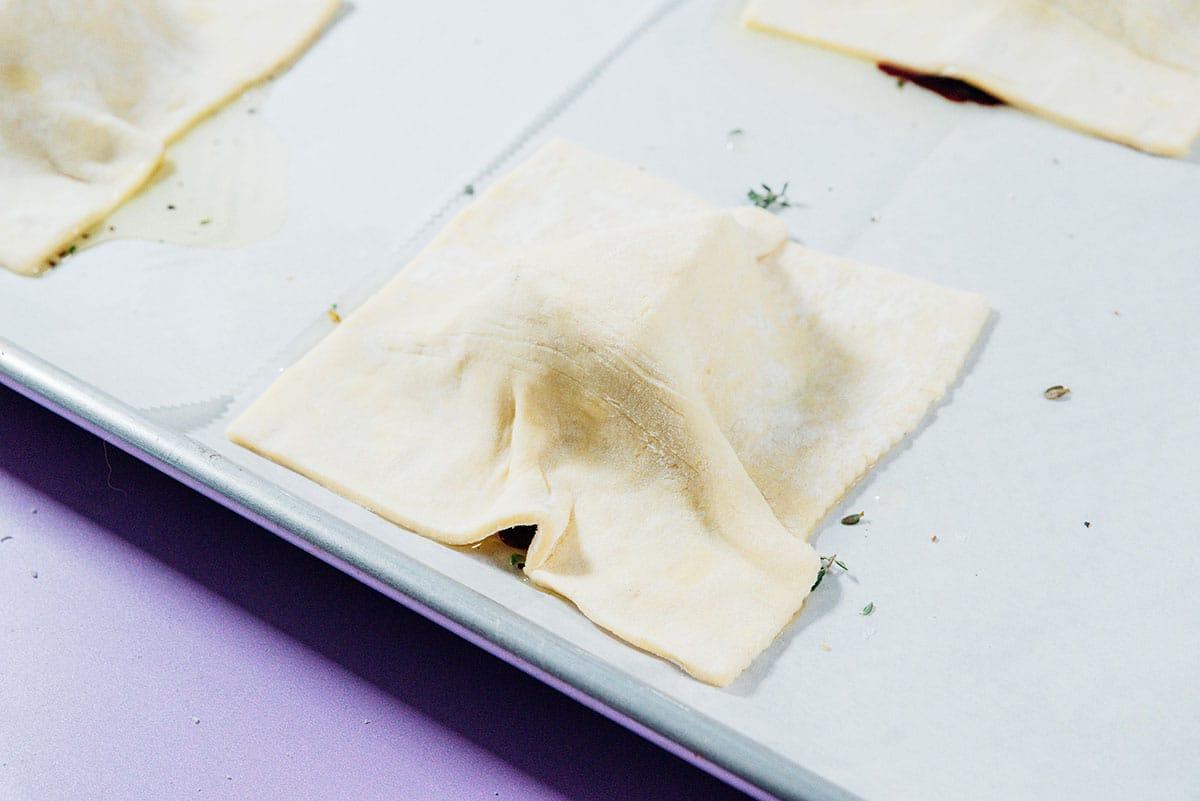 **Gestürzte Zwiebeltarte mit Brie** 6 Eine Zwiebeltarte auf einem Backblech zubereiten.