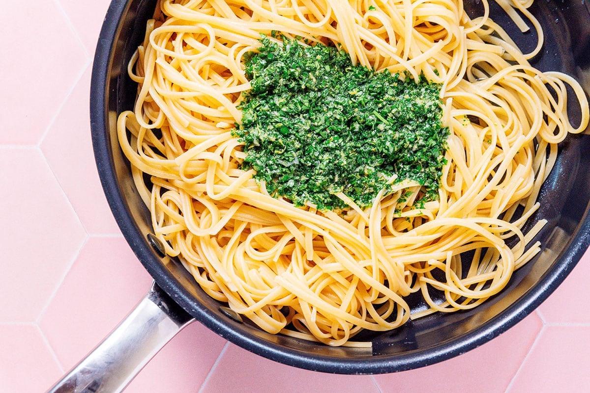 Zitronige Gremolata Pasta (Fertig in 15 Minuten) 6 Ein Topf gefüllt mit Linguine und einem Haufen Gremolata obendrauf