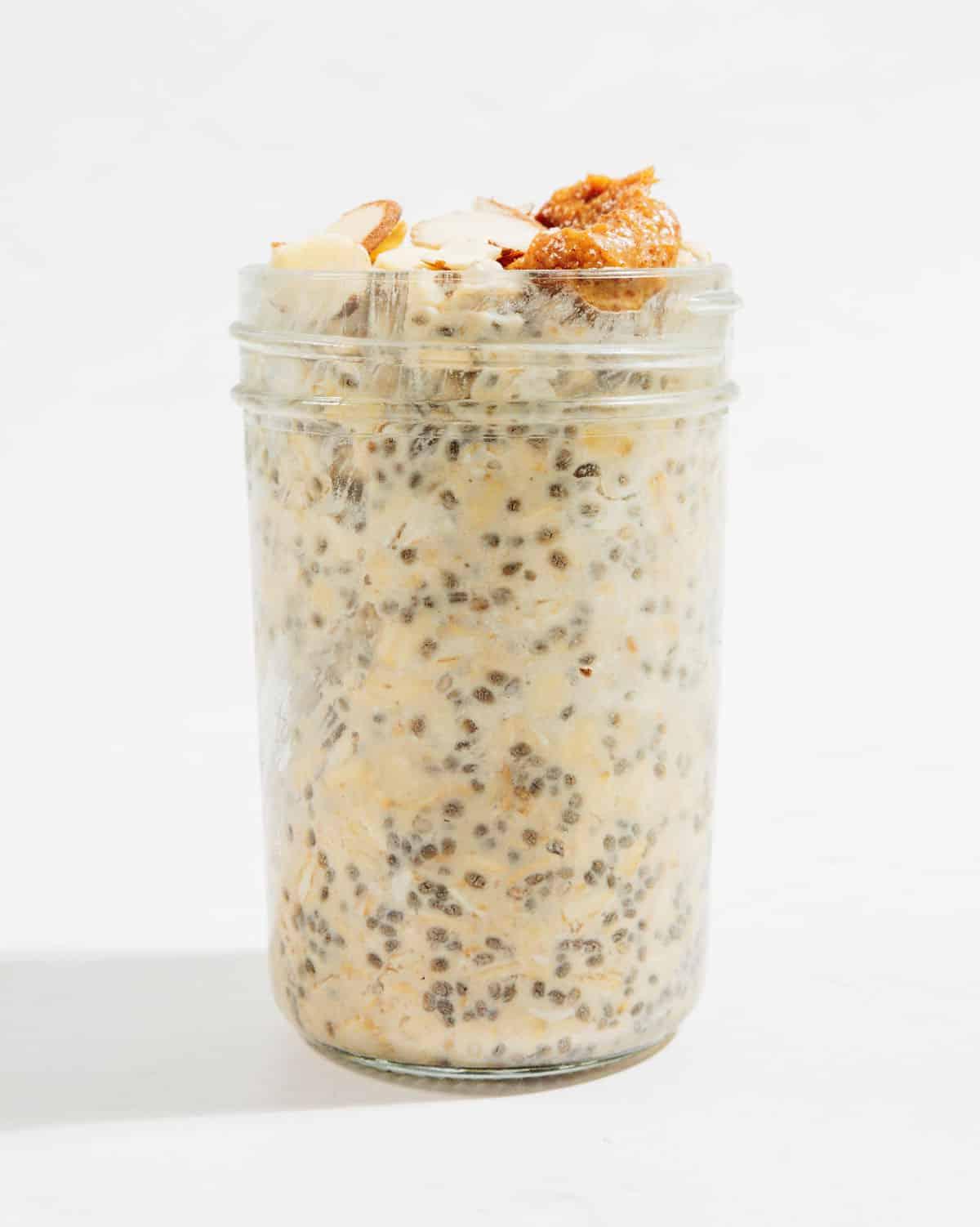 Proteinreiche Overnight Oats (29 Gramm Protein pro Portion!) 6 Zutaten für Protein Overnight Oats in einem Glas.