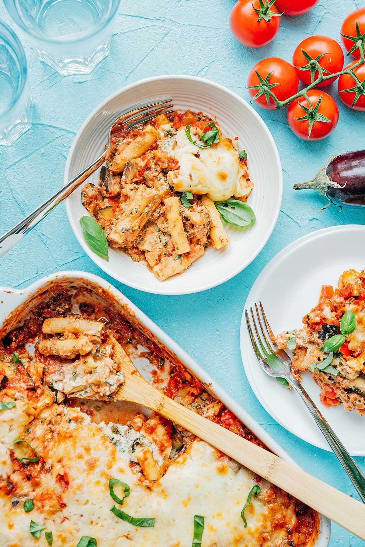 Einfaches vegetarisches Ziti-Auflauf-Rezept (Gemüsereich!) 6 Zwei Schüsseln und eine Auflaufform, gefüllt mit gebackenem Ziti