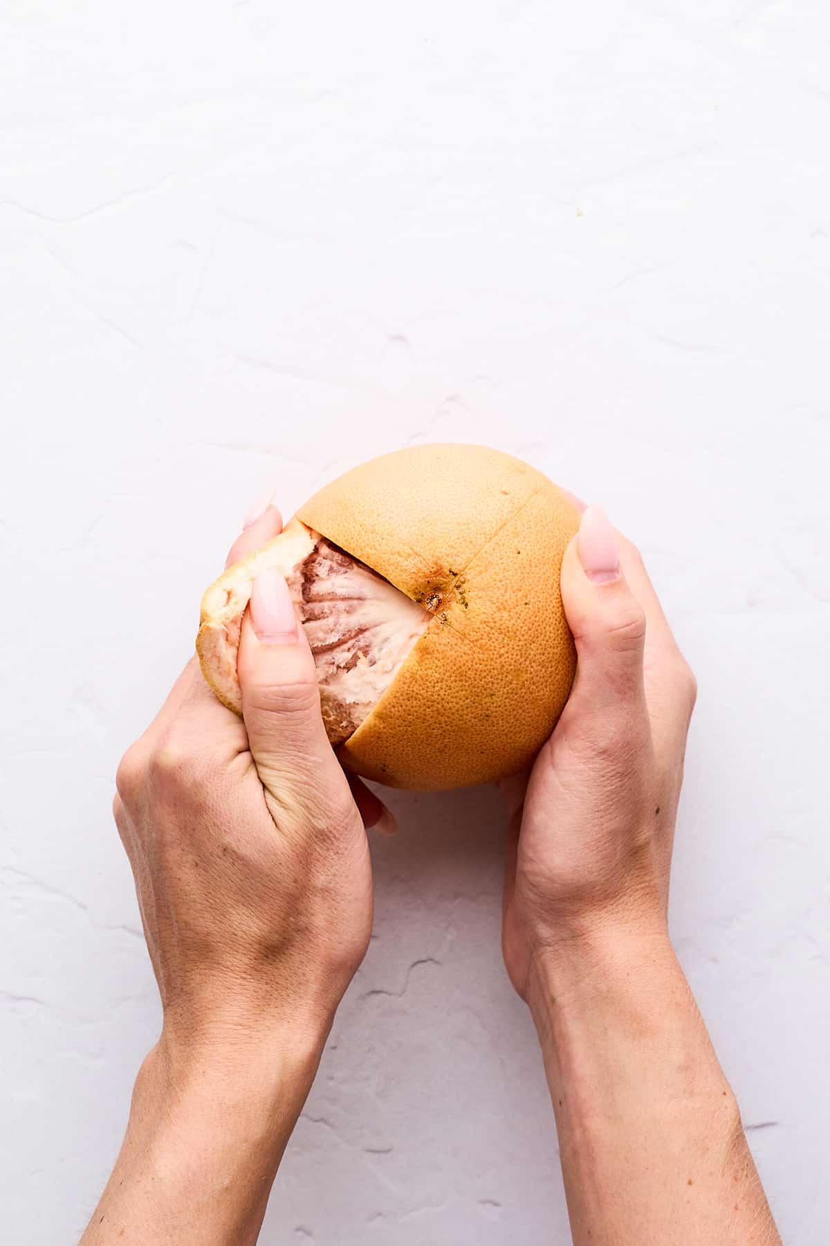 Wie man eine Grapefruit schneidet 6 Eine Grapefruit von Hand schälen.