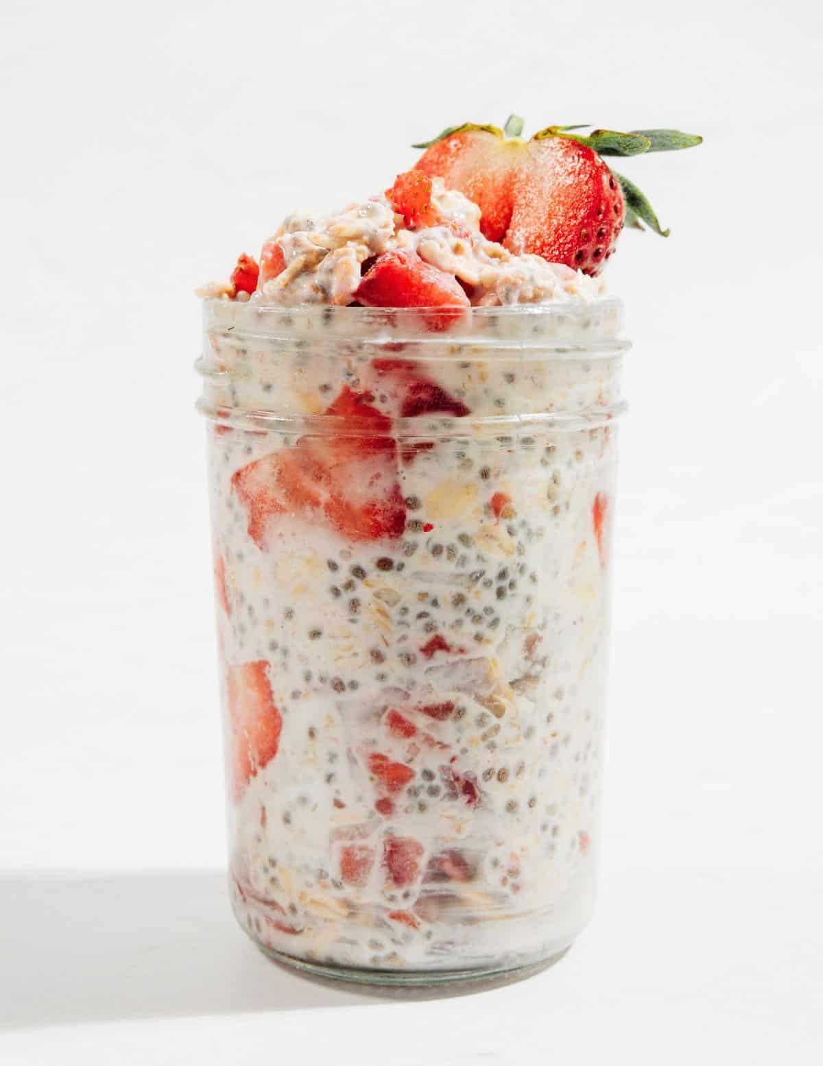 Cremige Erdbeer Overnight Oats (5 Minuten) 6 Zutaten für Erdbeer Overnight Oats in einem Glas, bereit zur Kühlung.