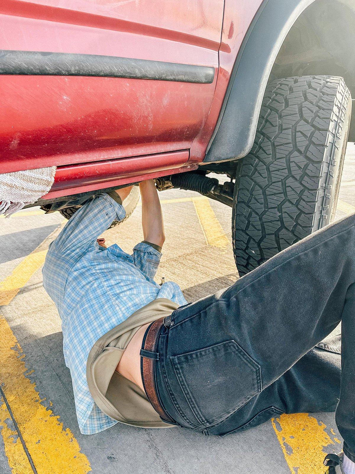 Lasst uns plaudern: April 2023 6 Person auf der Rückbank eines Autos mit einem Laptop
