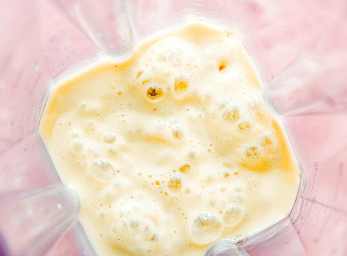 Bananen-Eis am Stiel aus 3 Zutaten 6 Popsicle-Mischung in einem Mixer.