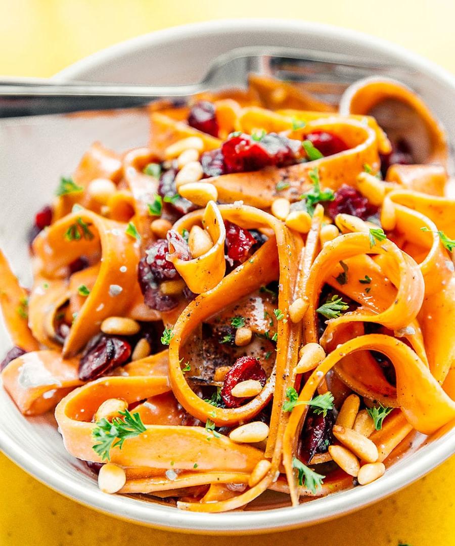 Süßkartoffel-Fettuccine in Gorgonzolasauce (Süßkartoffel-Gemüse-Nudeln!) 6 Süßkartoffel-Fettuccine-Nudeln in einer Schüssel auf gelbem Hintergrund