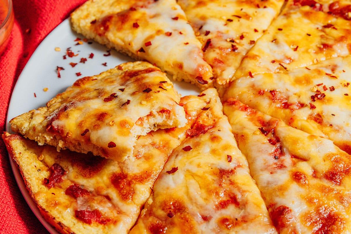 Blumenkohl-Pizzaboden zubereiten 6 Käse-Pizza auf einem Blumenkohl-Pizzaboden.