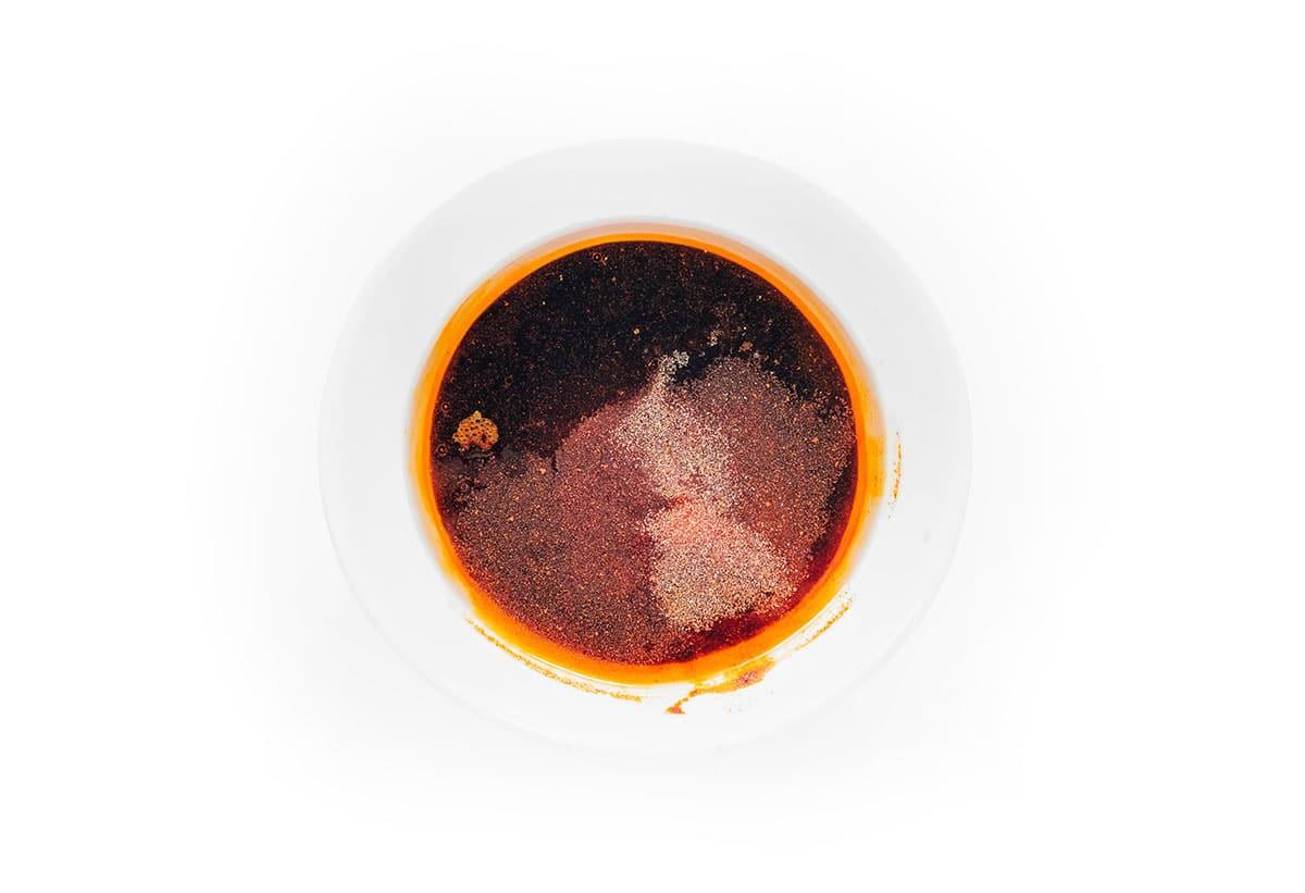 Wie man Tofu mariniert (8 Geschmacksrichtungen!) 7 Rauchige Bacon-Marinade in einer kleinen weißen Schüssel.