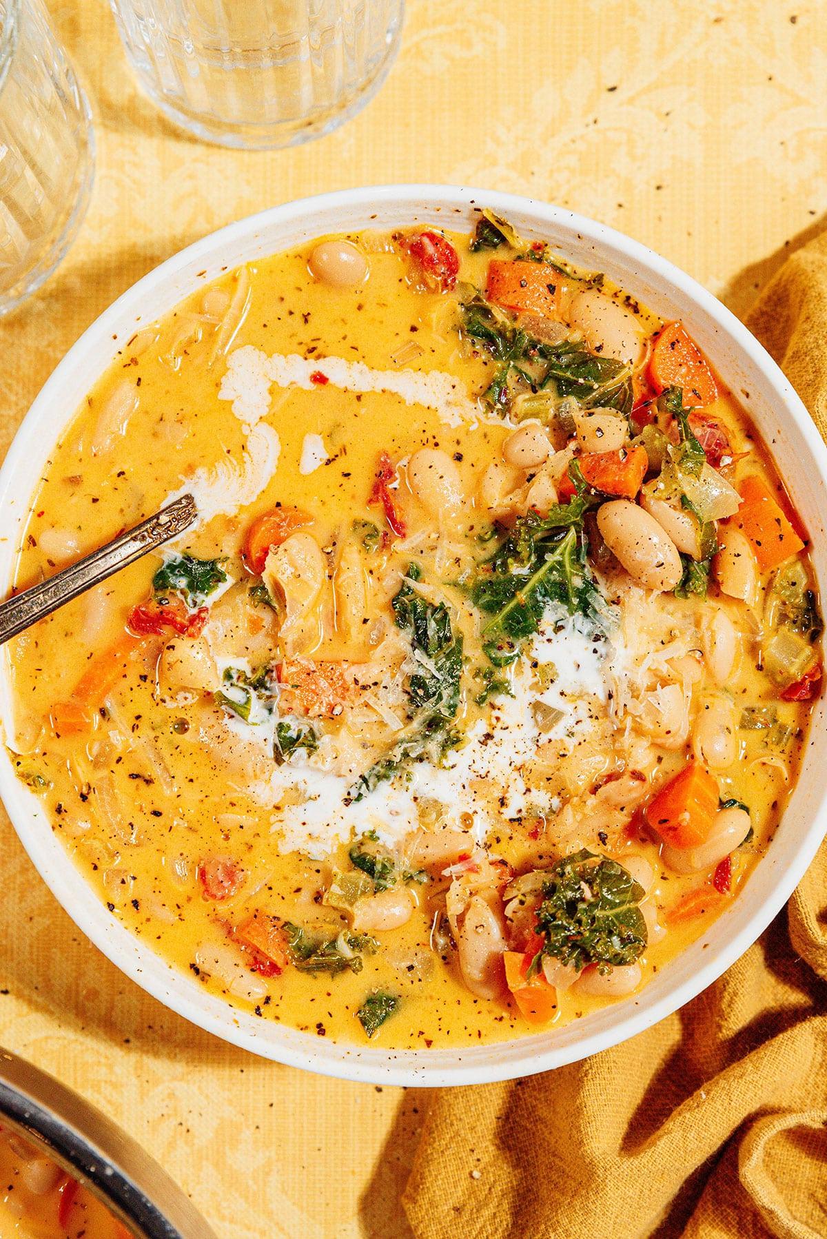 Toskanische Weiße Bohnensuppe (Im Restaurant-Stil!) 7 Toskanische weiße Bohnensuppe in einer Schale mit einem Löffel.