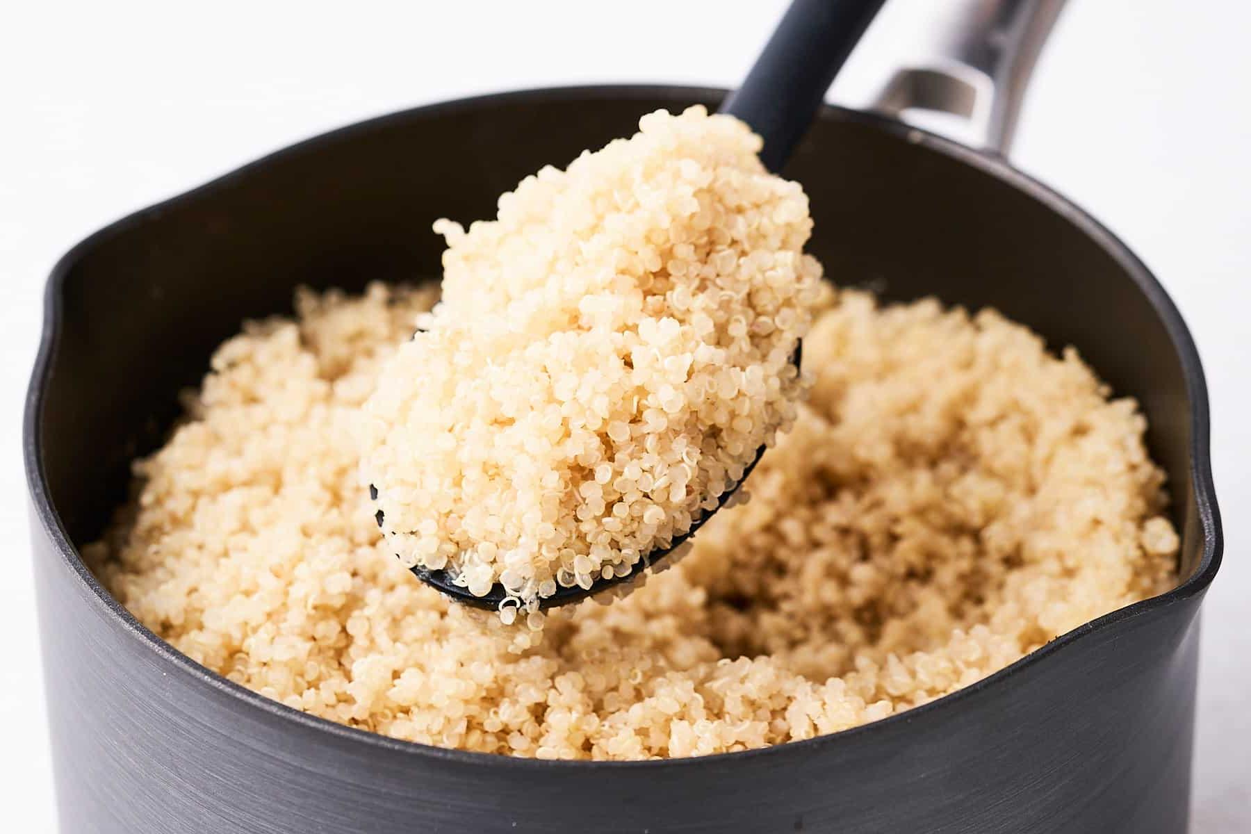 Quinoa kochen (Gelingsicheres Rezept) 7 Quinoa auf einem Löffel