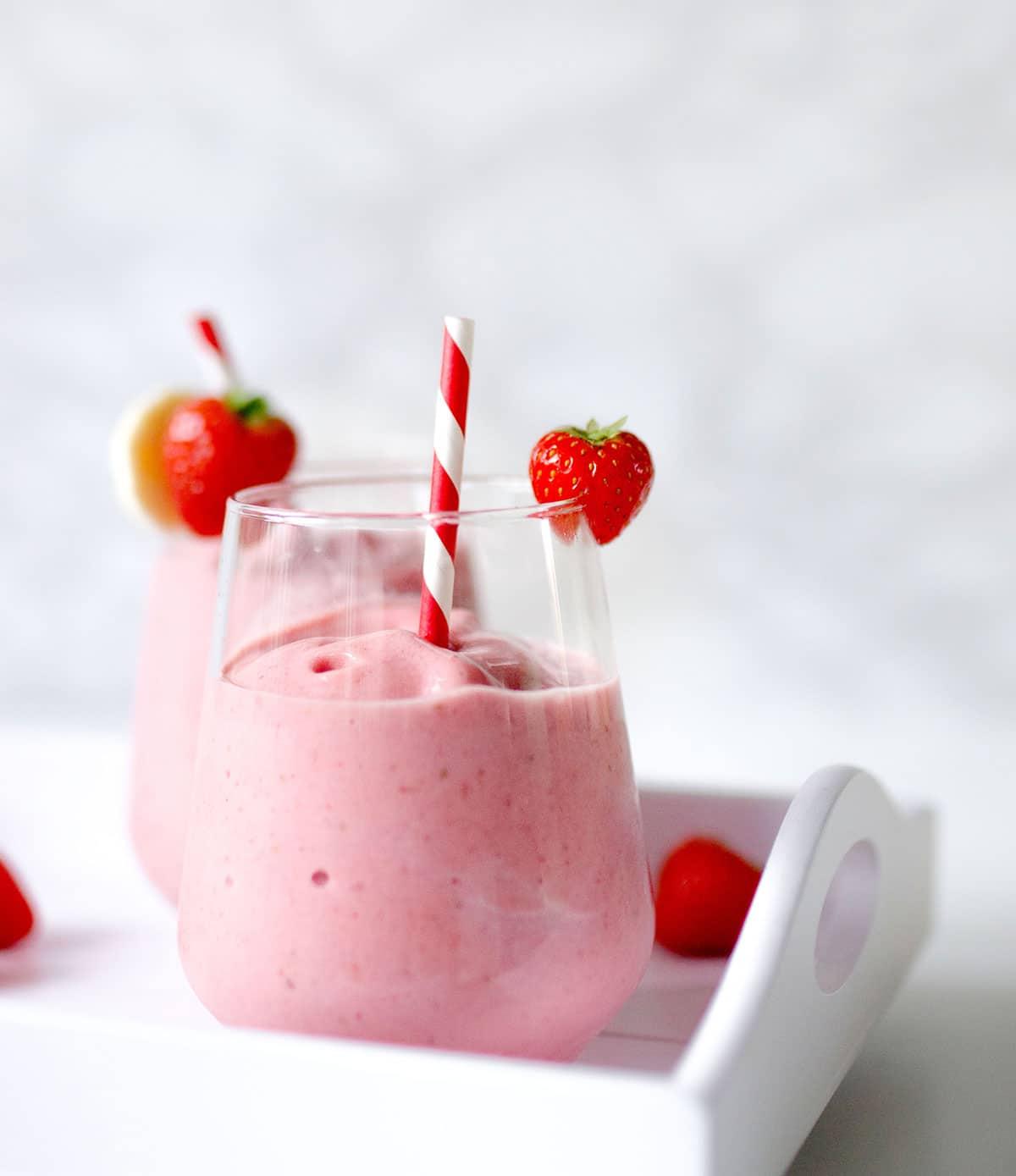 Erdbeer-Bananen-Smoothie (3 Zutaten) 7 Erdbeer-Bananen-Smoothie in einem Glas mit Strohhalm.