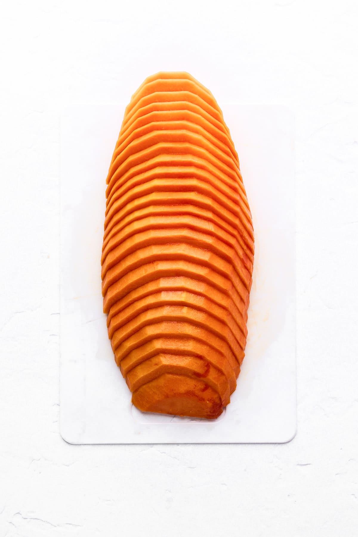 Papaya schneiden 7 Papayahälfte in dünne Scheiben geschnitten.