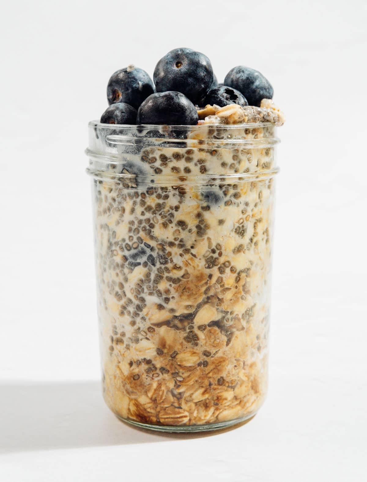 Heidelbeer Overnight Oats (Super einfaches Rezept) 7 Blaubeer Overnight Oats in einem Glas.