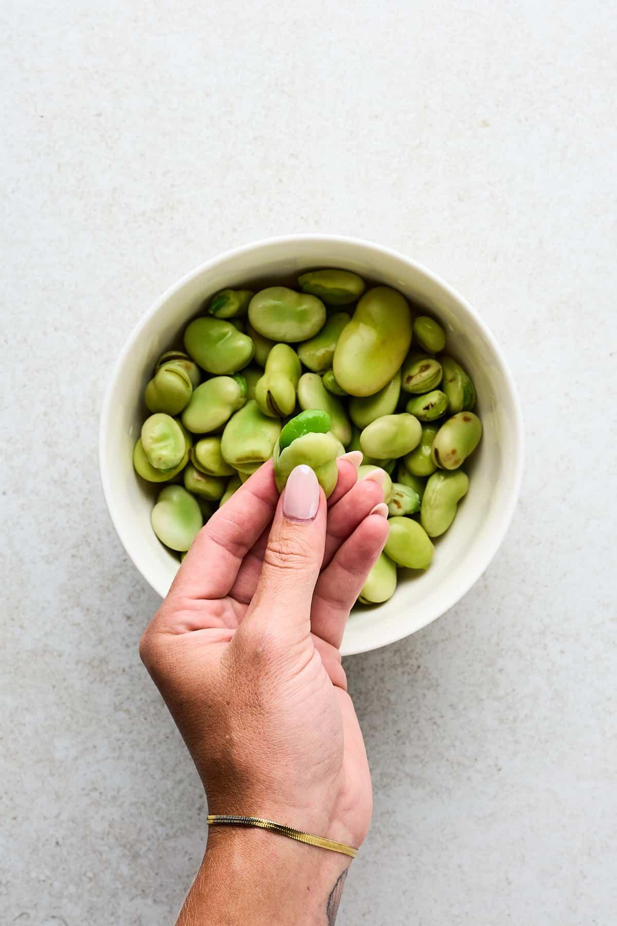 Saubohnen zubereiten: Der ultimative Leitfaden für frische oder getrocknete Saubohnen 7 Blanchierte Saubohnen schälen.