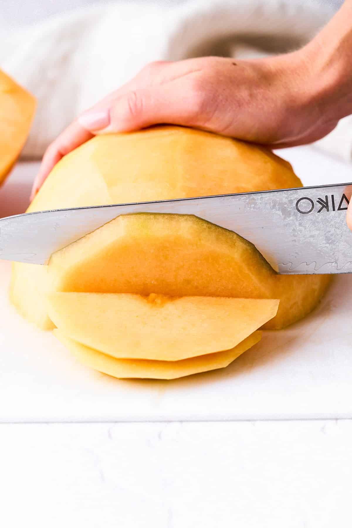 Wie man eine Cantaloupe schneidet (Ohne einen Finger zu verlieren!) 7 Eine Kantalupemelone in Scheiben schneiden.
