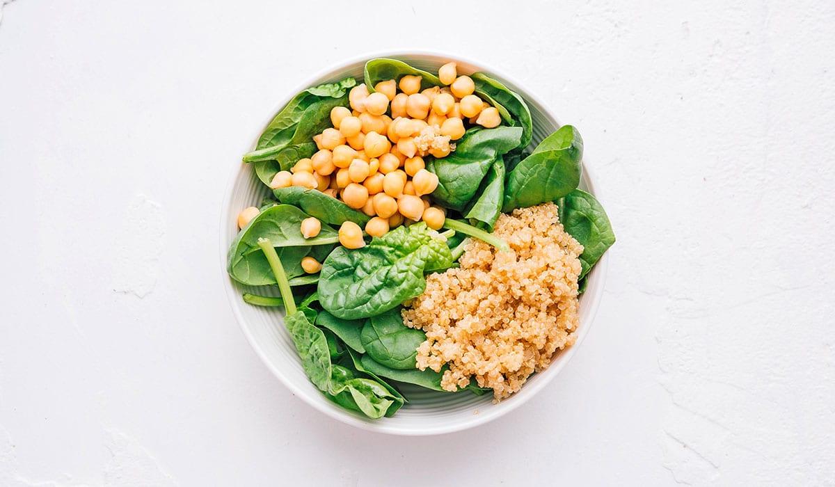 **Wie man eine Buddha Bowl zusammenstellt** 7 Kichererbsen, Quinoa und Spinat in einer Schüssel