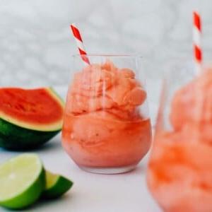Gefrorener Wassermelonen-Daiquiri 7 Rosafarbener Wassermelonen-Slush in klarem Glas mit Marmorhintergrund - Für den Durst nach einem Cocktail, der in der Sommerhitze abkühlt, ist dieser gefrorene Wassermelonen-Daiquiri die Antwort, der fast keine Zeit zur Vorbereitung benötigt (und nur eine Handvoll Zutaten)!