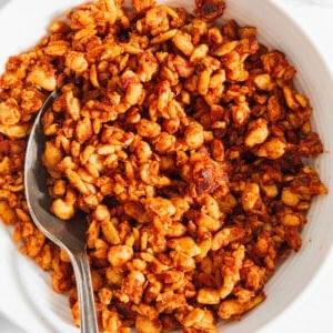 Tempeh Taco Fleisch 7 Nahaufnahme von veganem Tempeh-Taco-Fleisch in einer Schüssel auf weißem Hintergrund.