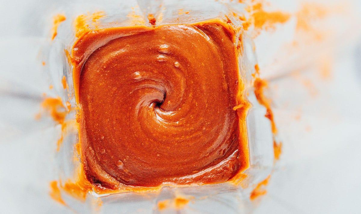 Wie man Spekulatius-Kekscreme herstellt 7 Hausgemachte Keksbutter wird im Mixer verrührt und glattgemischt.