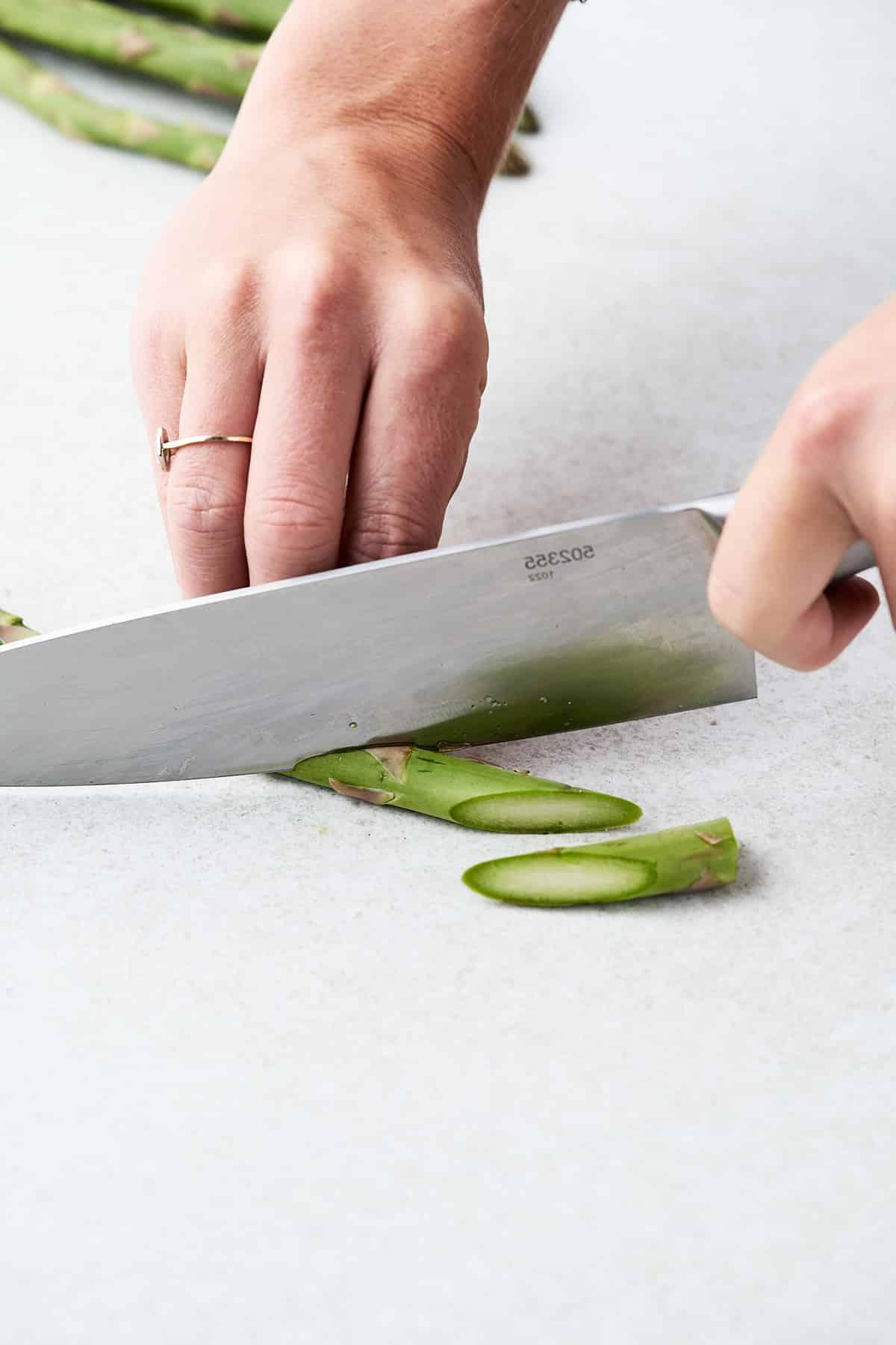 Der Spargel-Trick: So schneidest du Spargel richtig! 7 Spargel schräg schneiden für elegante Gerichte