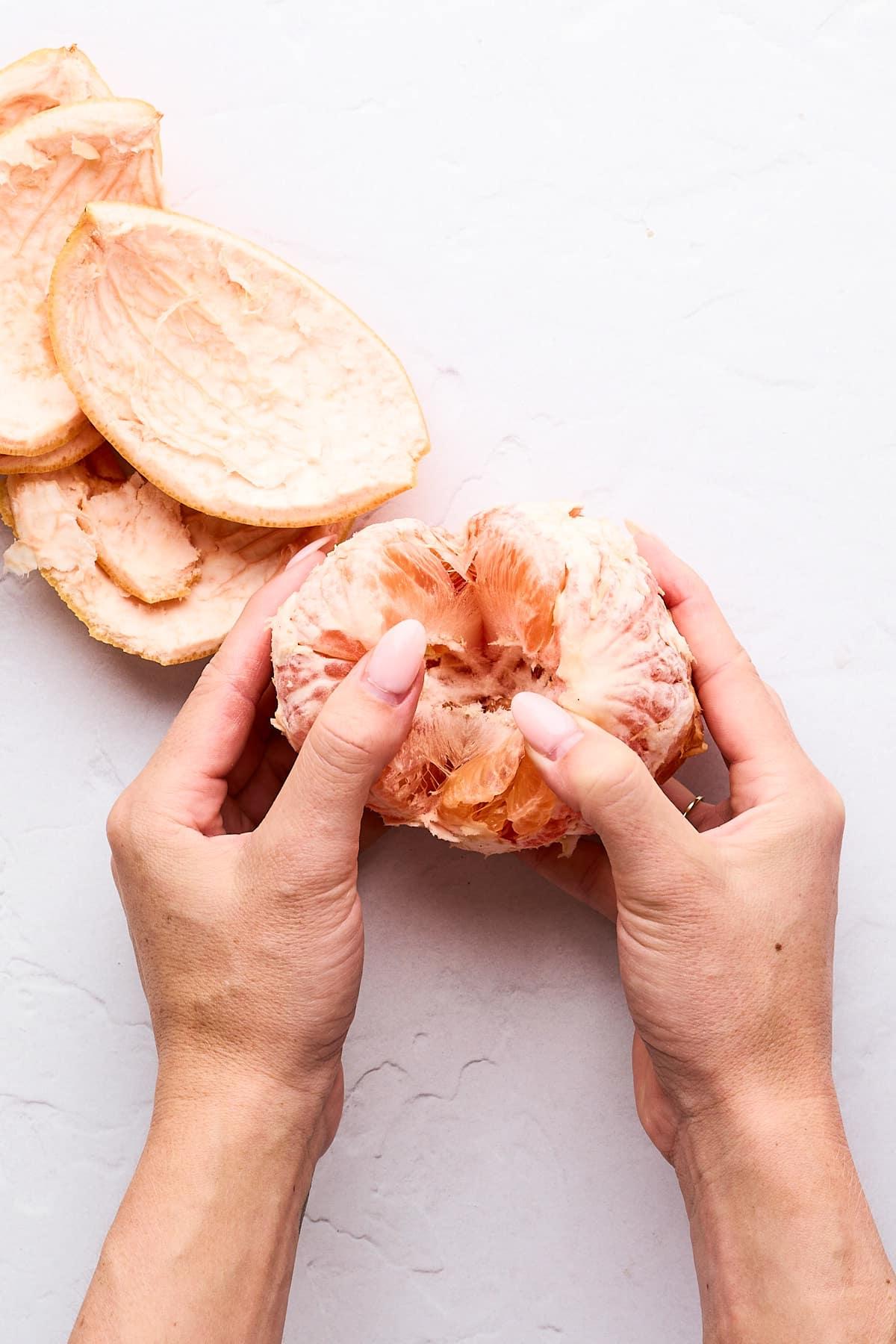 Wie man eine Grapefruit schneidet 7 Eine Grapefruit in Segmente teilen.