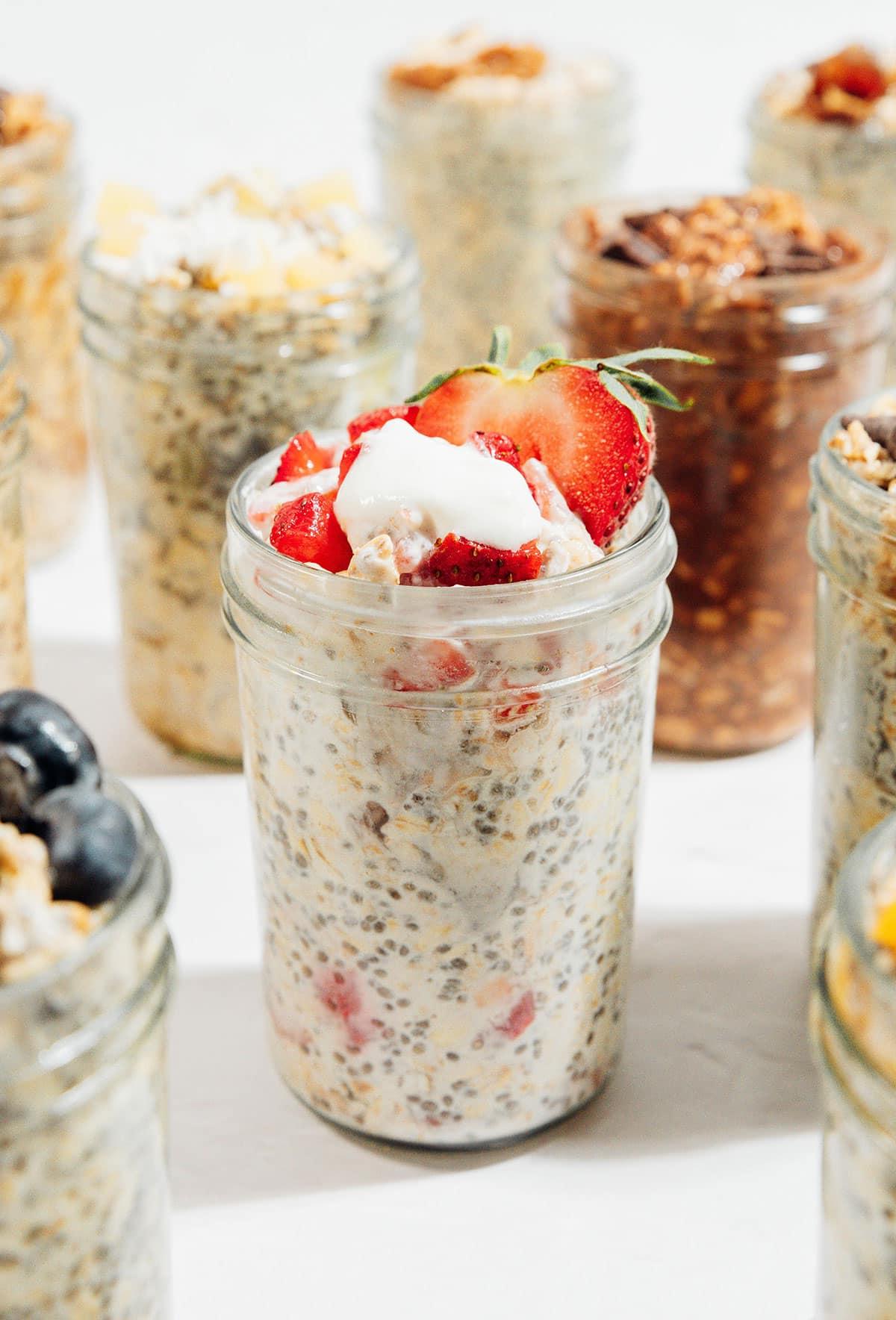 Cremige Erdbeer Overnight Oats (5 Minuten) 7 Verschiedene Geschmacksrichtungen von Overnight Oats in Gläsern.