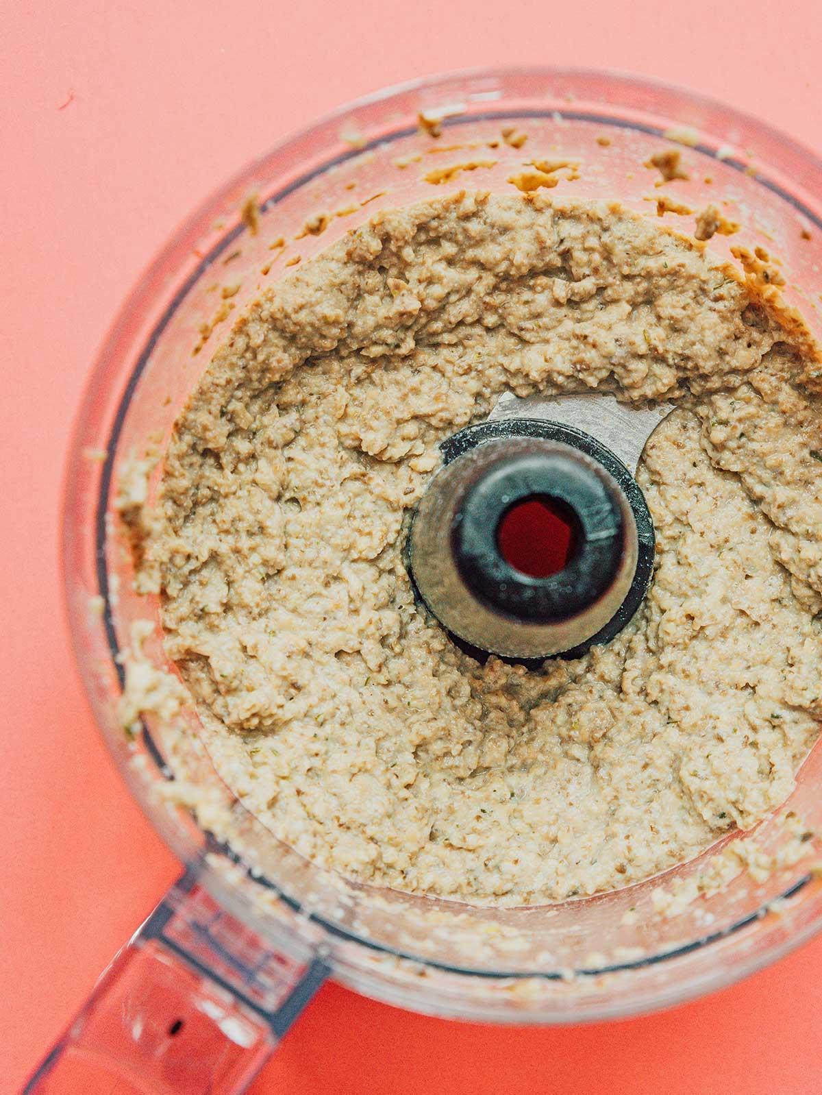 Pilzpastete 7 Eine Küchenmaschine gefüllt mit pürierten Zutaten für Pilzpastete