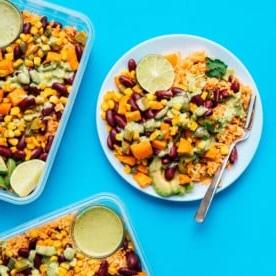 Meal Prep auf blauem Hintergrund - Heute gibt es einfaches vegetarisches Meal Prep in Form von geröstetem Gemüse mit spanischem Reis, vermischt mit einem cremigen Koriander-Dressing!