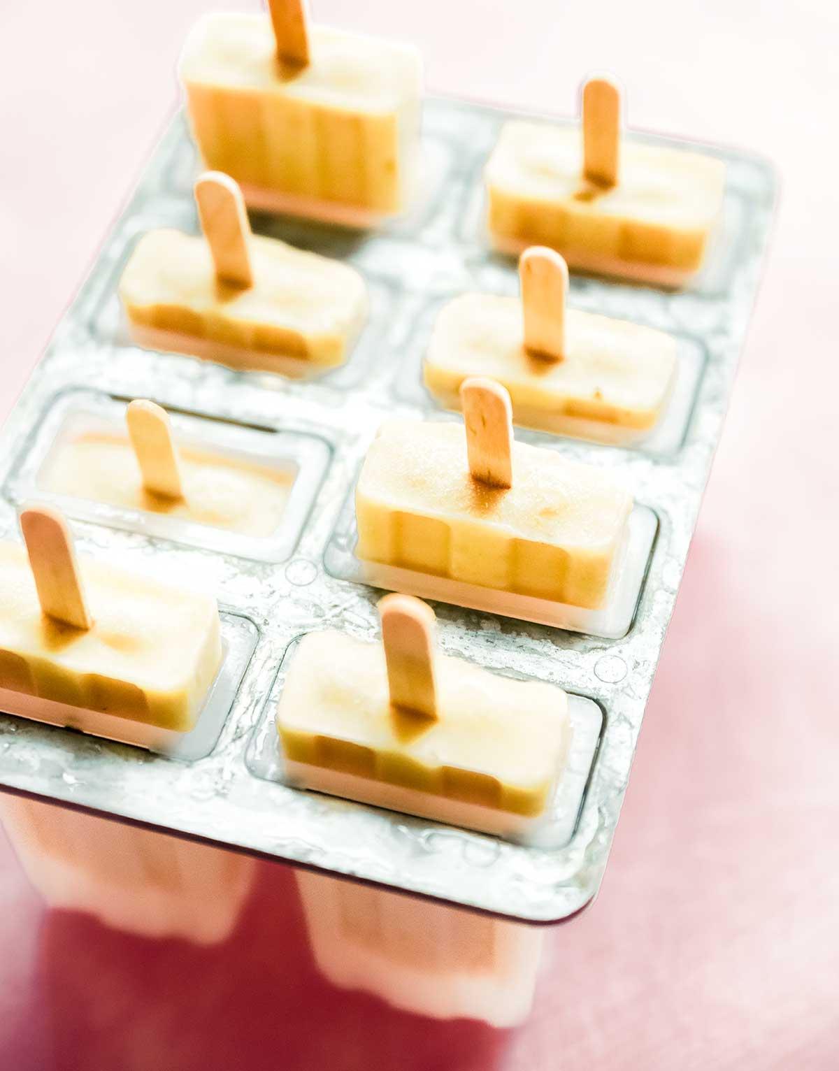 Bananen-Eis am Stiel aus 3 Zutaten 7 Bananen-Popsicles in den Formen.