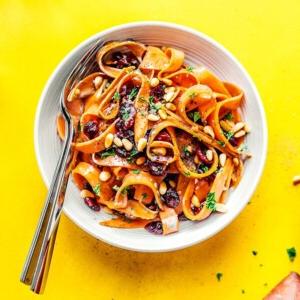 Süßkartoffel-Fettuccine in Gorgonzolasauce (Süßkartoffel-Gemüse-Nudeln!) 7 Süßkartoffel-Fettuccine-Nudeln in einer Schüssel auf gelbem Hintergrund