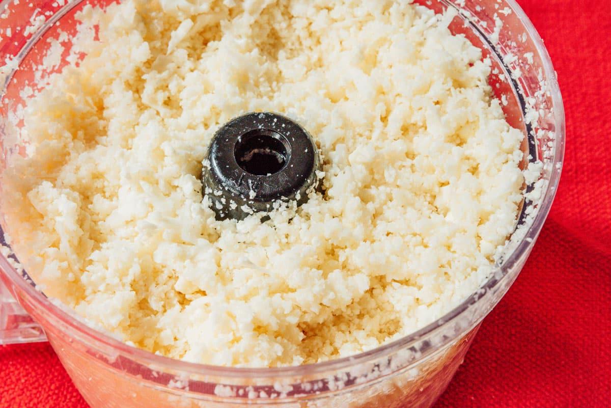 Blumenkohl-Pizzaboden zubereiten 7 Blumenkohlreis in einer Küchenmaschine zubereiten.