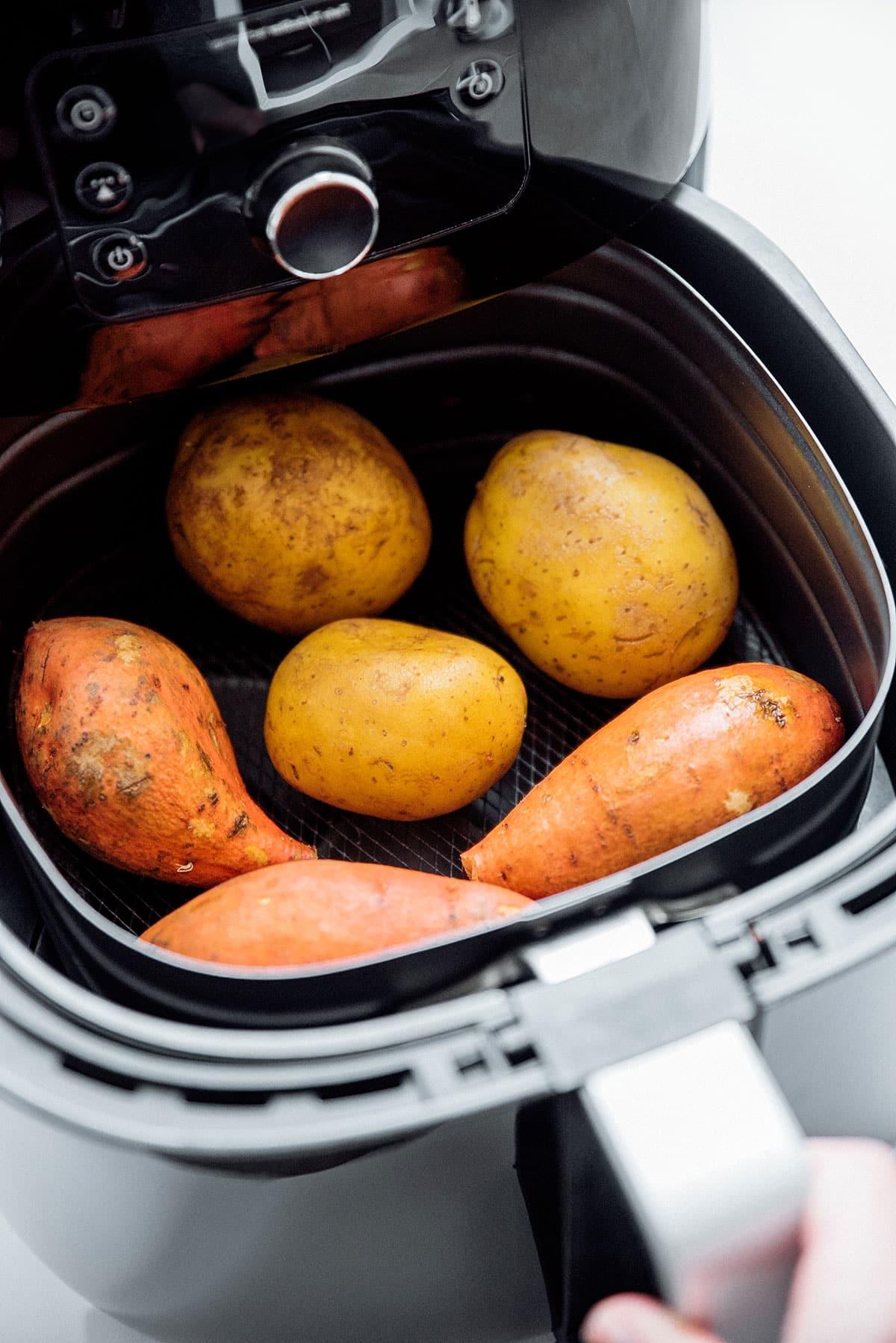 Heißluftfritteusen-Kartoffeln: Der ultimative Leitfaden 7 Kartoffeln in einer Heißluftfritteuse.
