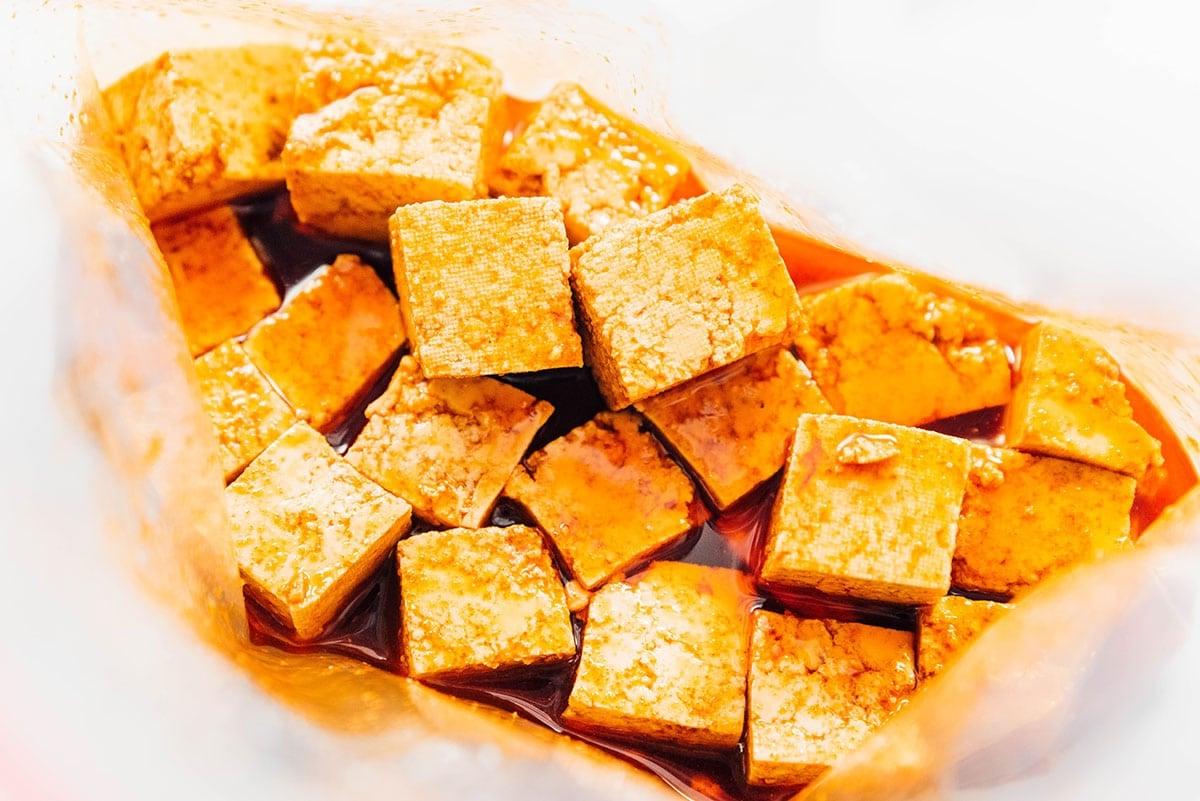 Wie man Tofu mariniert (8 Geschmacksrichtungen!) 8 Rauchig schmeckende Bacon-Marinade Tofu-Würfel in einem Beutel.