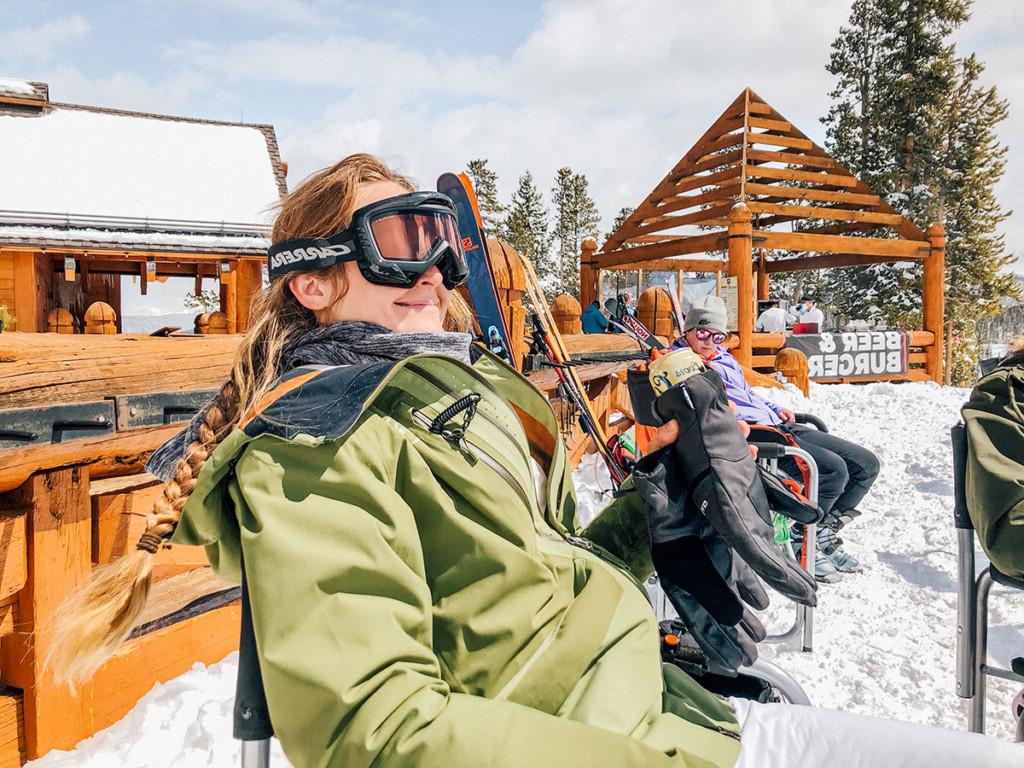 Nahaufnahme von Skiern im Schnee