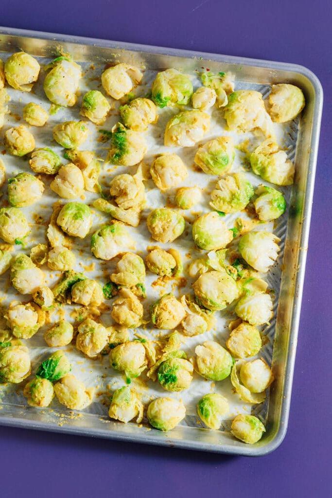 TikTok-viraler knuspriger zerdrückter Rosenkohl 8 Zerdrückter Rosenkohl auf einem Backblech vor dem Backen.