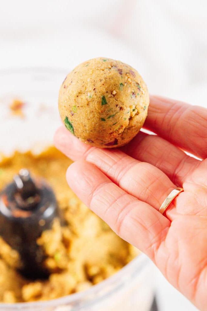 30-Minuten-Kichererbsen-Bällchen 8 Kichererbsenfrikadellen rollen.