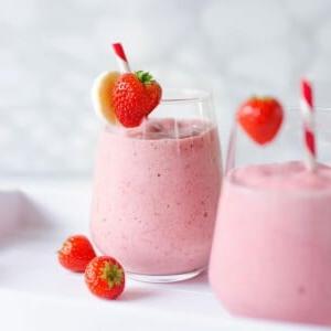 Erdbeer-Bananen-Smoothie (3 Zutaten) 8 Erdbeer-Bananen-Smoothie in einem Glas mit Strohhalm.
