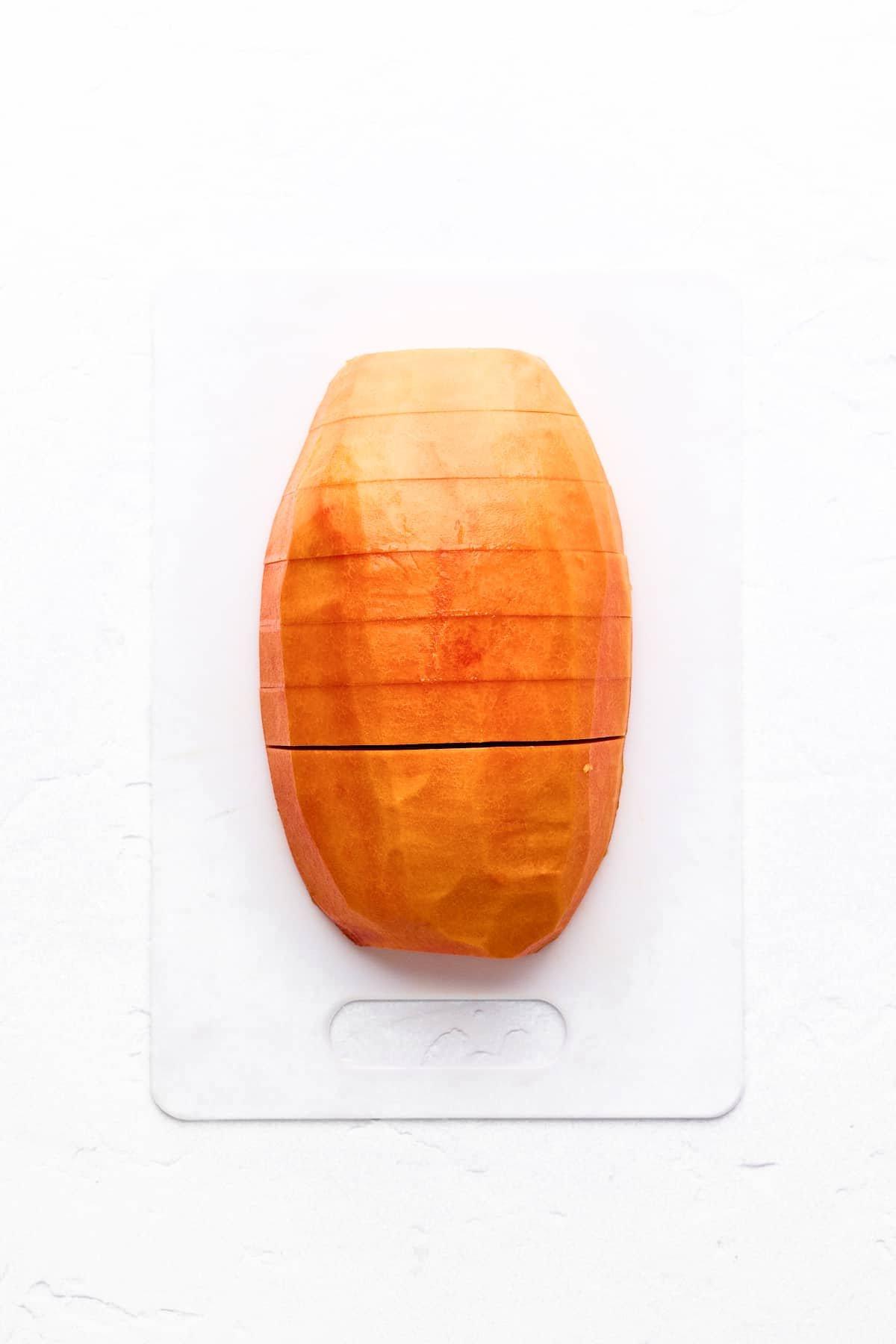 Papaya schneiden 8 Eine Papayahälfte in dicke Scheiben geschnitten.