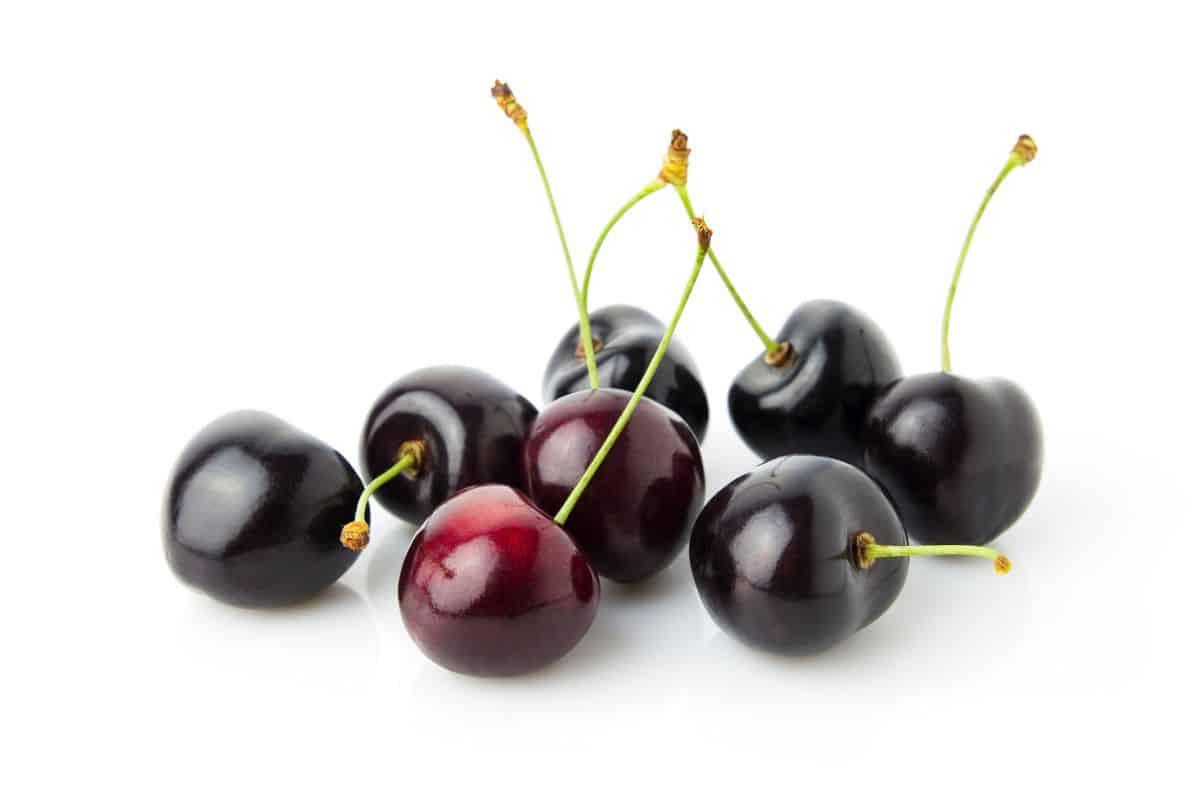 17 Frühlingsfrüchte, die man diese Saison essen sollte 8 Schwarzkirschen auf weißem Hintergrund.