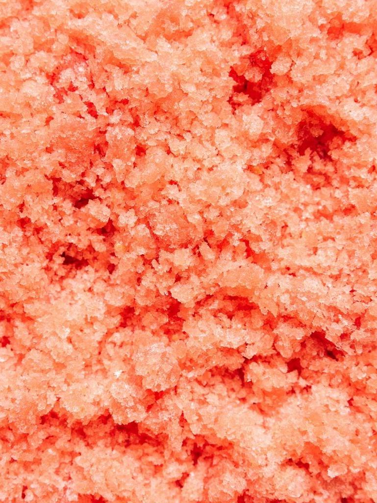 Einfache Wassermelonen-Granita 8 Nahaufnahme von Wassermelonen-Granita in einem Glas