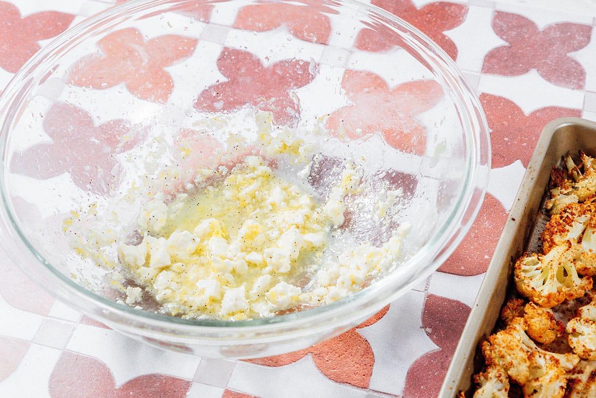 Gerösteter Blumenkohlsalat mit knusprigen Bohnen 8 Zutaten für das Dressing in einer großen Schüssel, bereit zum Mischen.